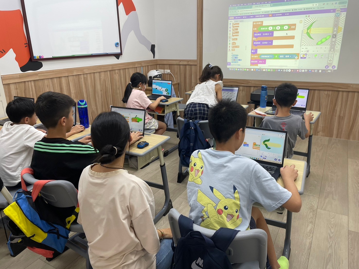 孩子們學習 Scratch 程式設計 孩子們學習 Scratch 程式設計